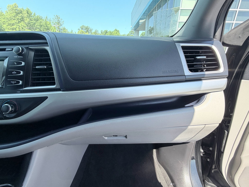 Used 2019 Toyota Highlander LE FWD image 19