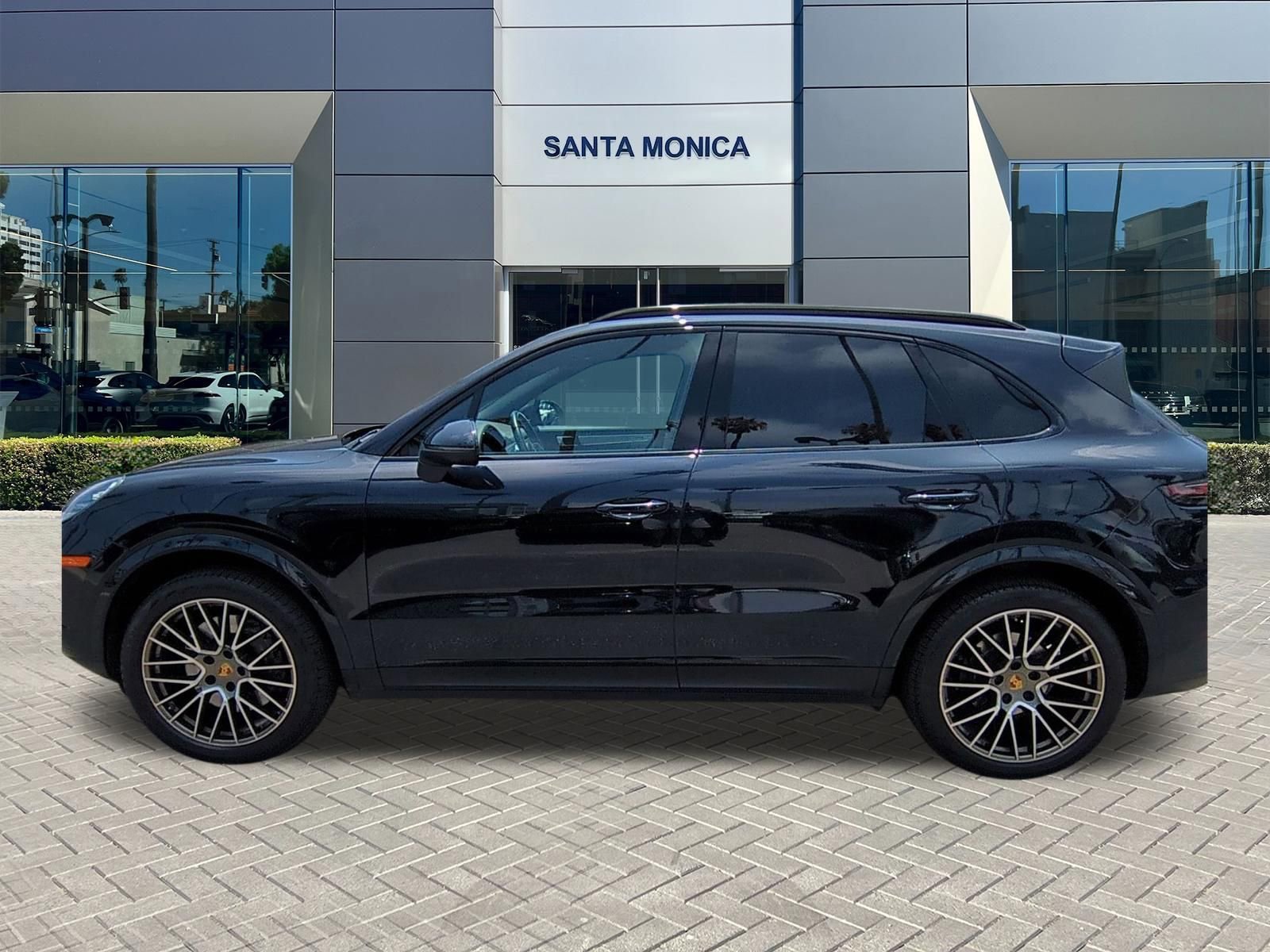 Used 2023 Porsche Cayenne Platinum Edition AWD/4WD image 2