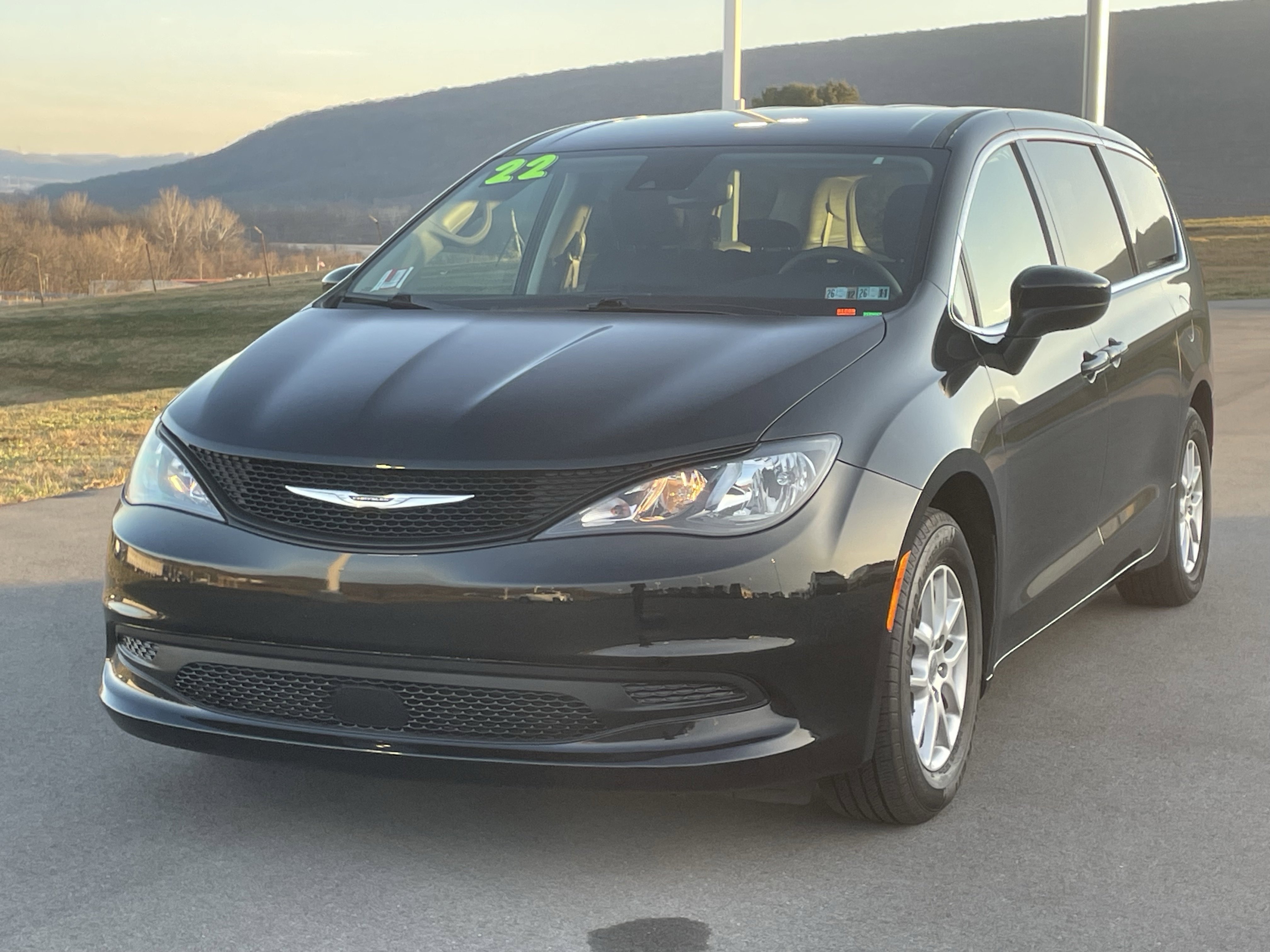 Used 2022 Chrysler Voyager LX image 8