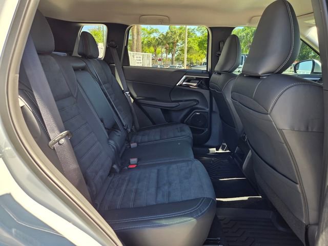 Used 2025 Mitsubishi Outlander SE image 18