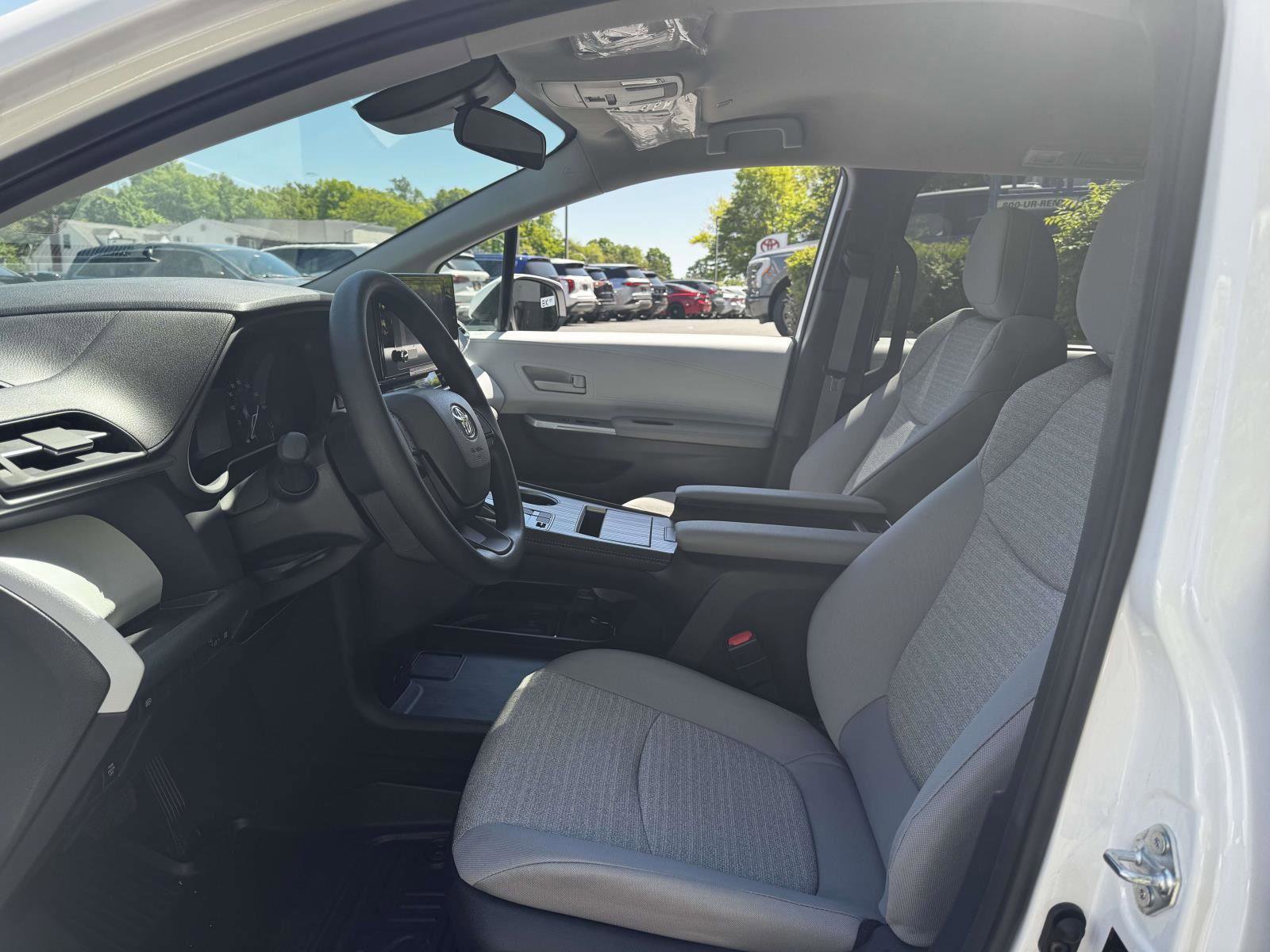 Used 2025 Toyota Sienna LE FWD image 18