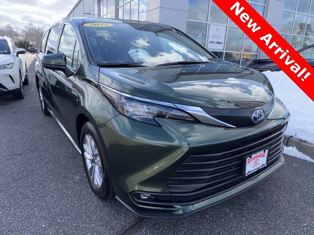 Used 2025 Toyota Sienna XLE image 2