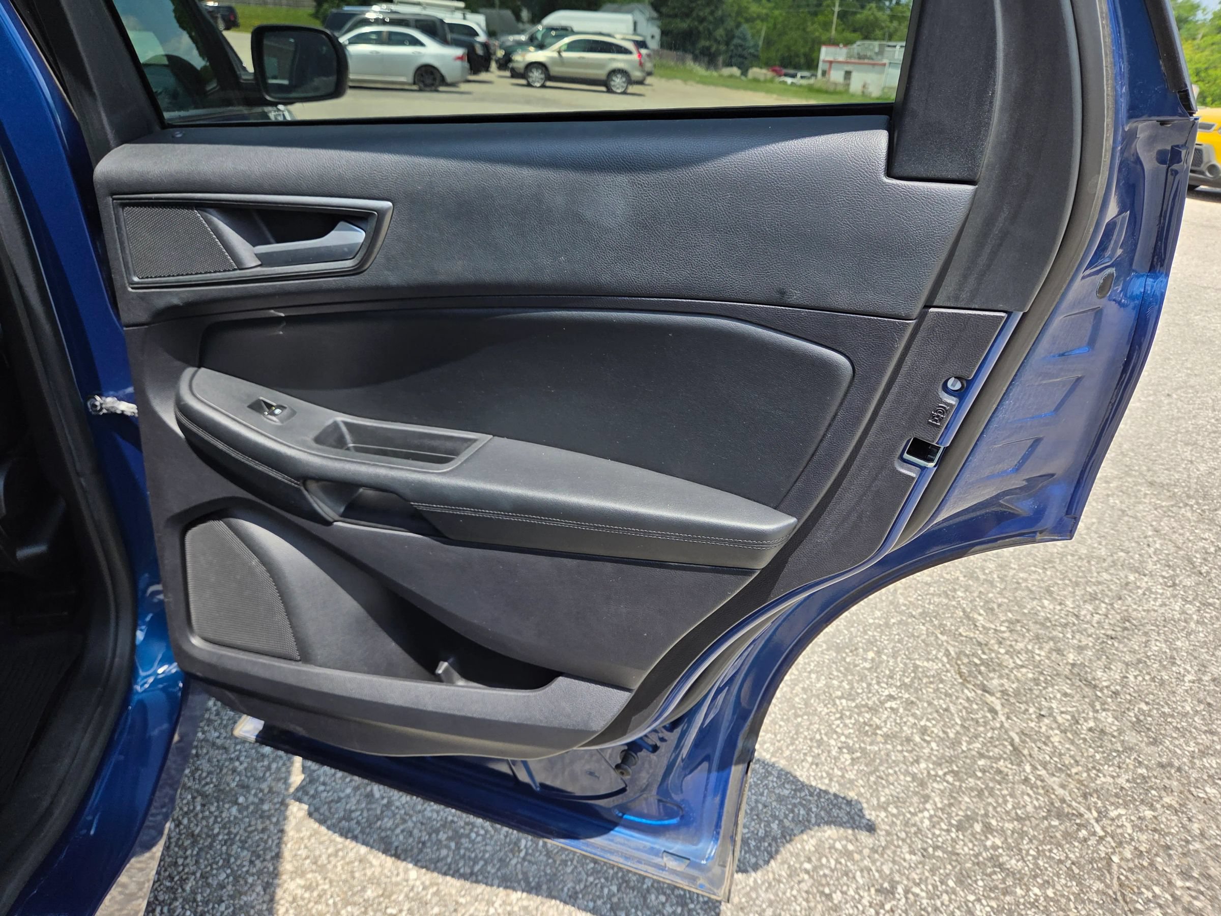 Used 2020 Ford Edge SE FWD image 23