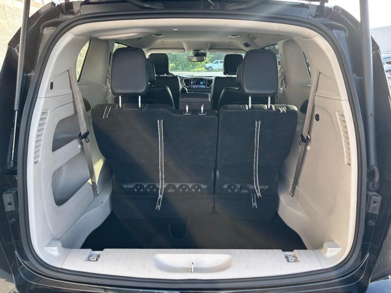 Used 2024 Chrysler Pacifica Touring-L FWD image 7