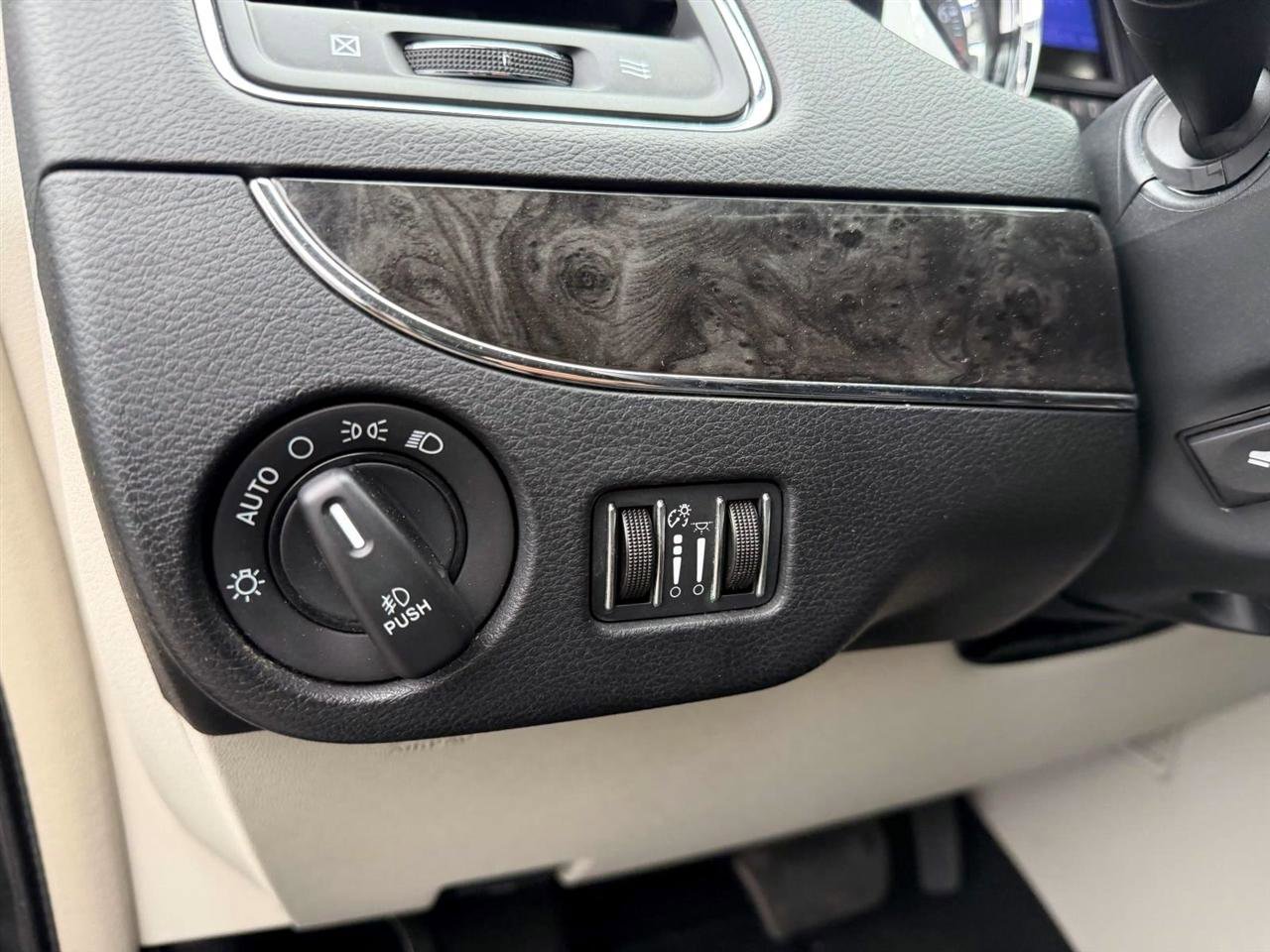 Used 2013 Chrysler Town & Country Touring-L w/ Driver Convenience Group FWD image 15