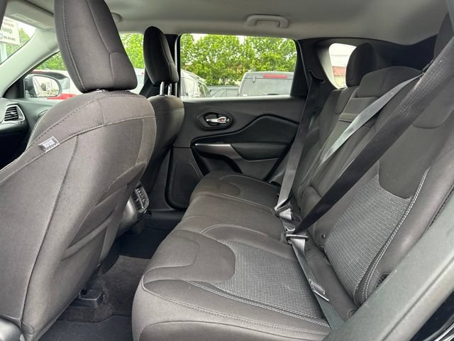 Used 2019 Jeep Cherokee Latitude w/ Popular Appearance Group AWD/4WD image 17
