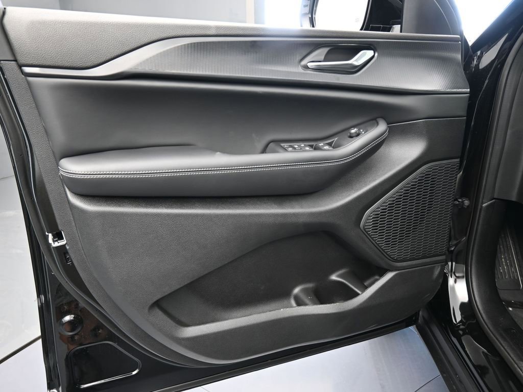 New 2025 Jeep Grand Cherokee Laredo image 16