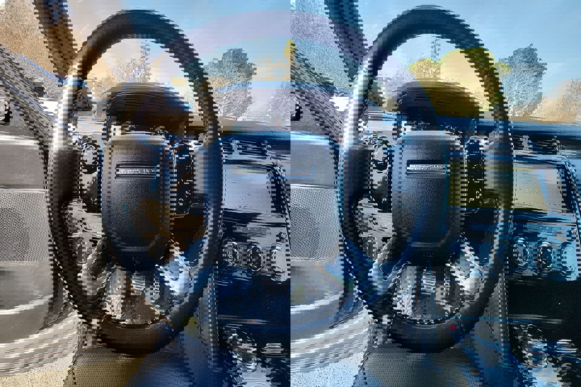 Used 2019 Land Rover Discovery HSE image 11