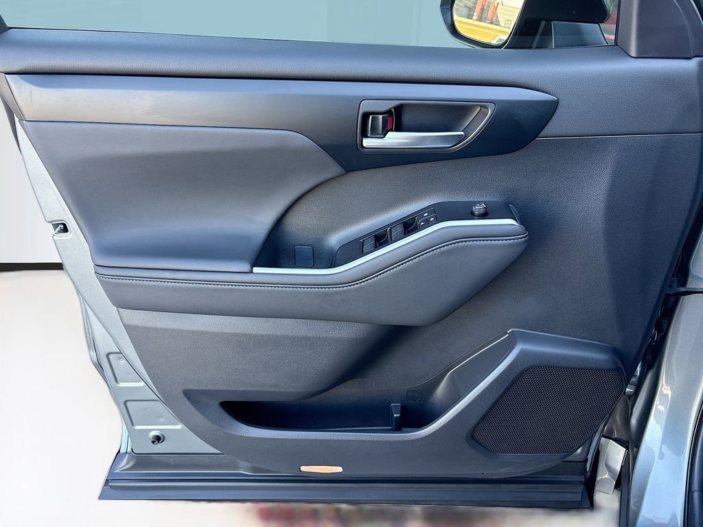 Certified 2025 Toyota Highlander XLE image 25