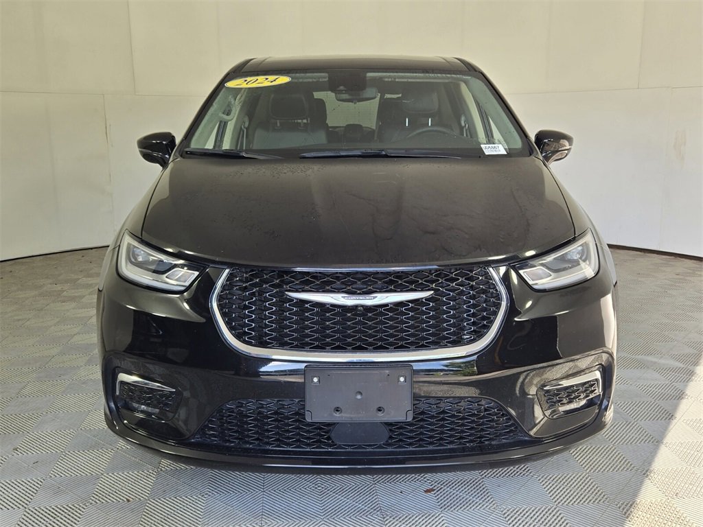 Used 2024 Chrysler Pacifica Select image 3