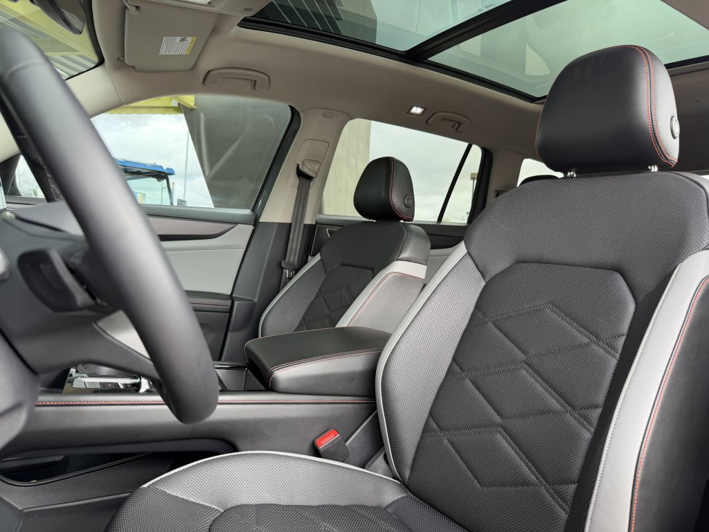 Used 2024 Volkswagen Atlas Peak Edition SE AWD/4WD image 35