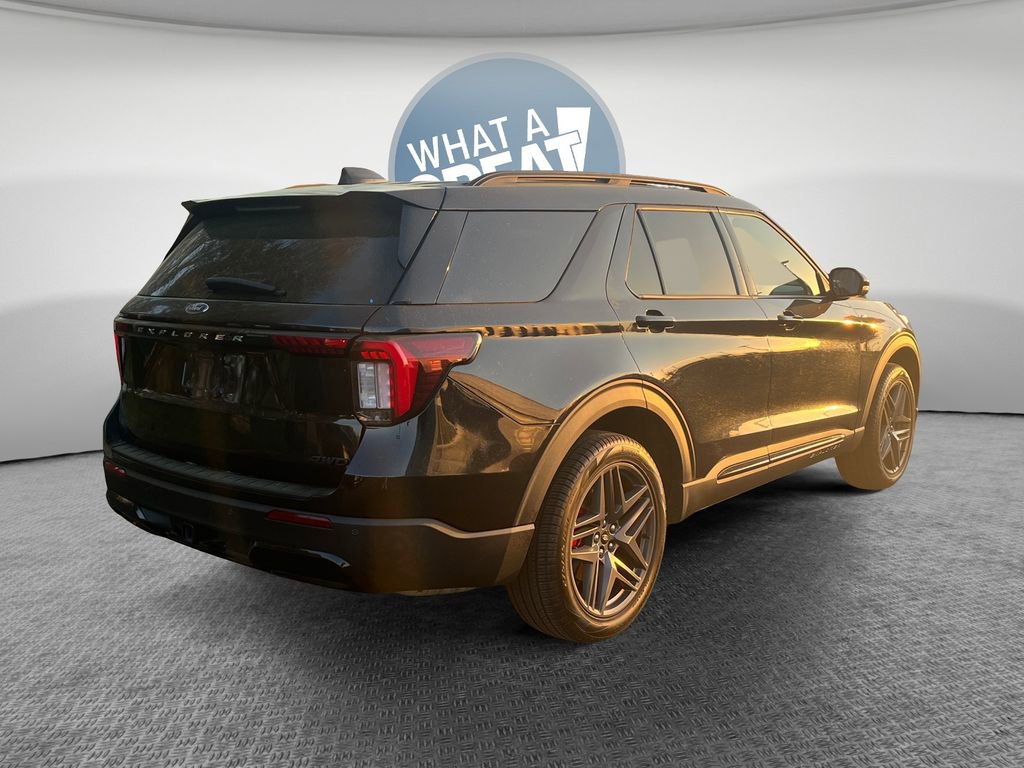 Used 2025 Ford Explorer ST-Line w/ ST-Line Street Pack AWD/4WD image 3
