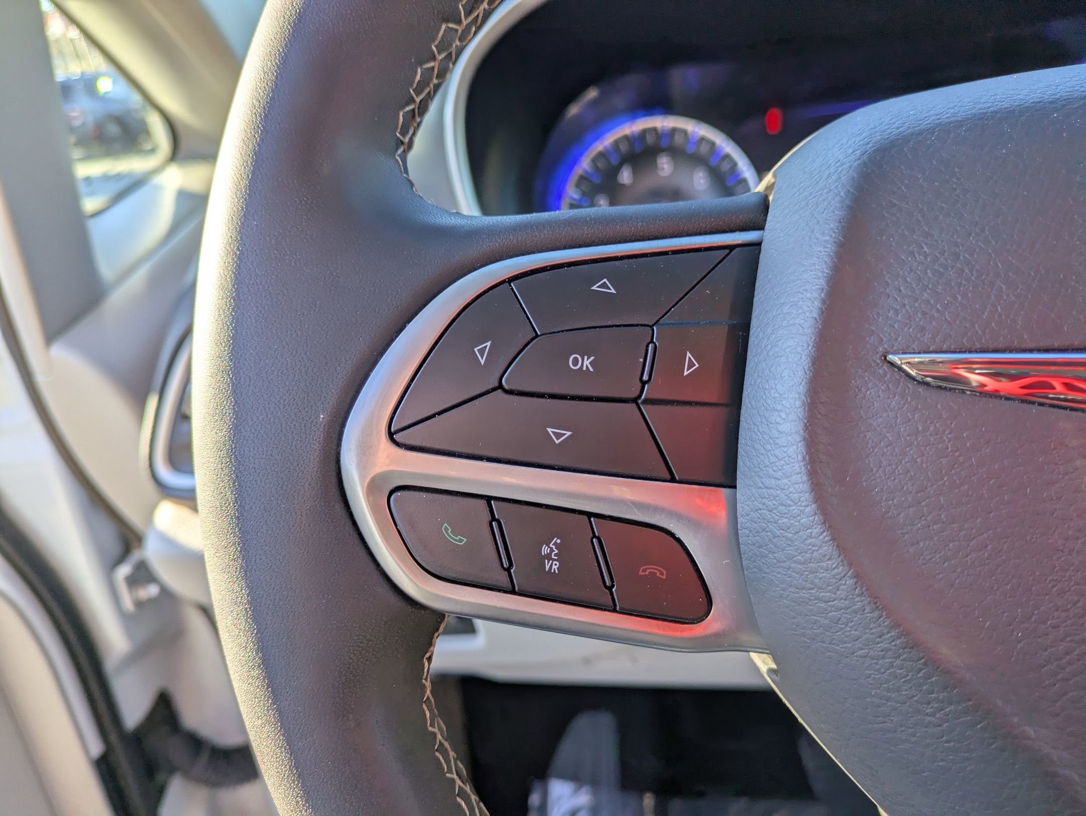 Used 2023 Chrysler Pacifica Touring-L image 18