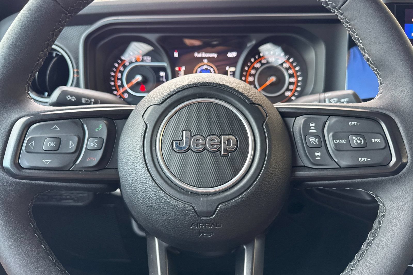 Used 2025 Jeep Gladiator Mojave w/ Convenience Group AWD/4WD image 23