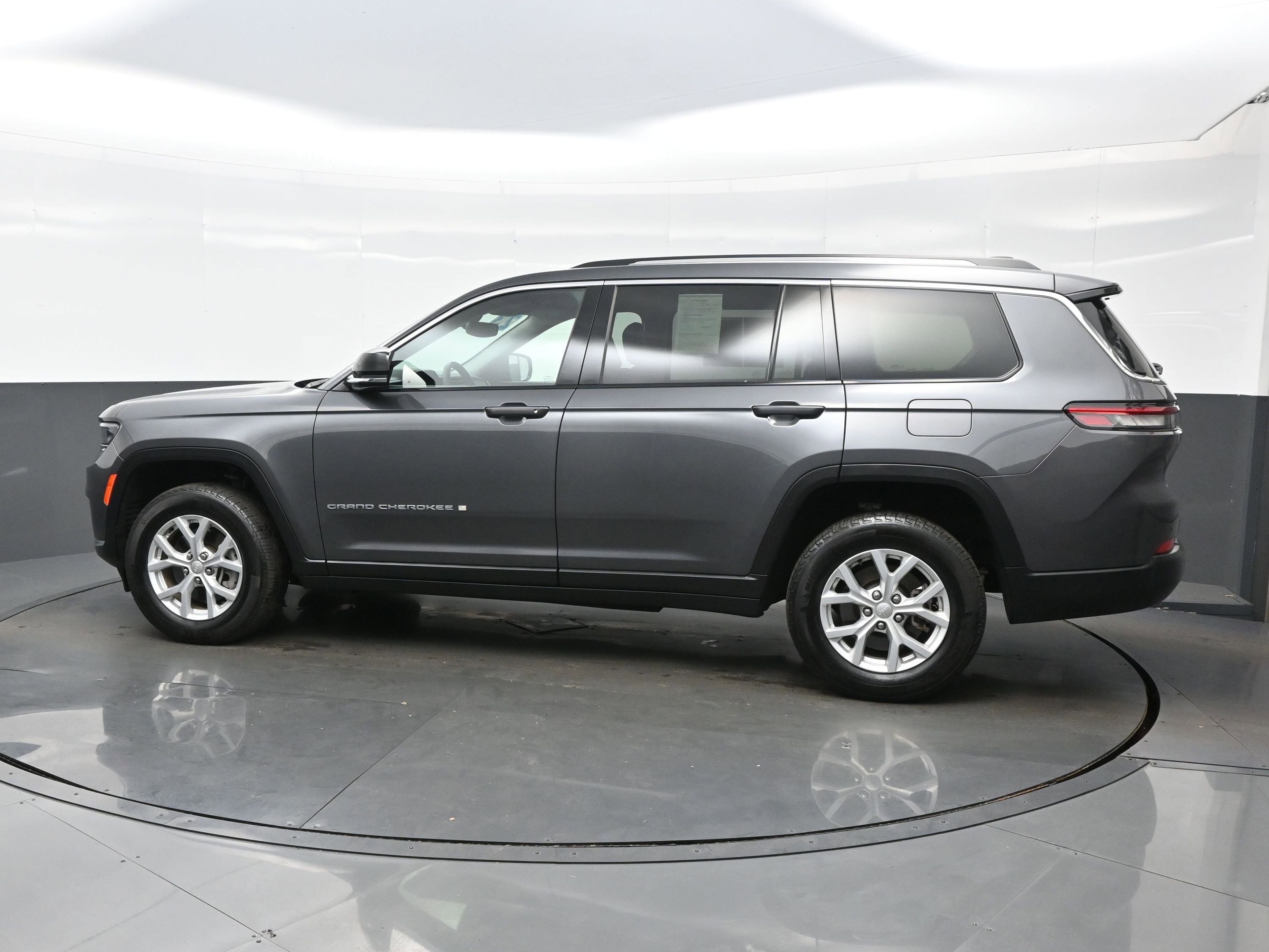 Used 2023 Jeep Grand Cherokee L Limited image 3