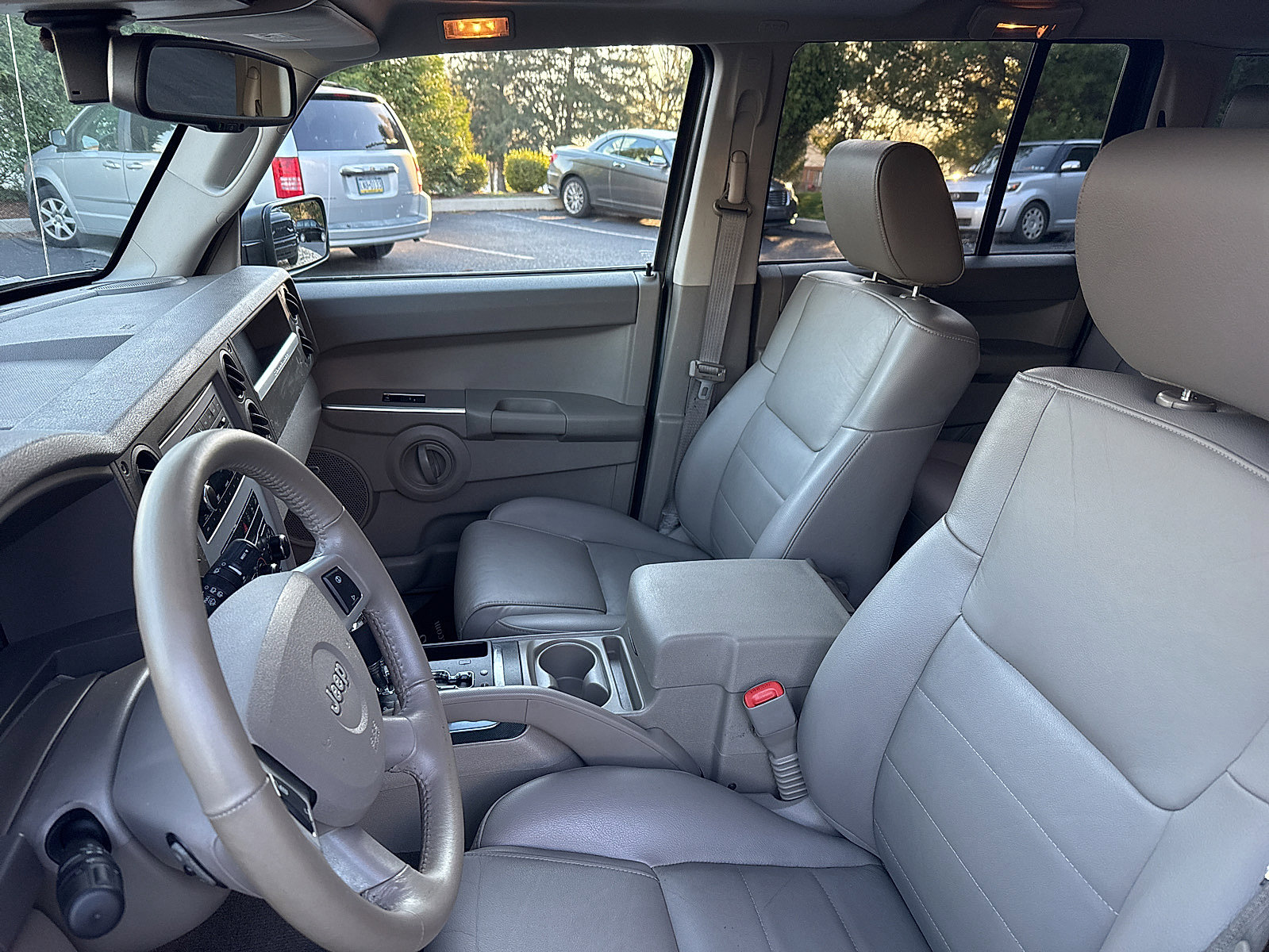 Used 2008 Jeep Commander Sport image 30