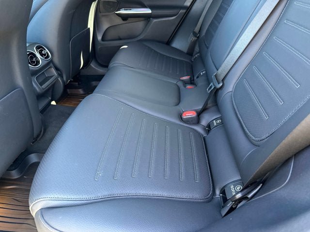 Used 2025 Mercedes-Benz GLC 350e 4MATIC image 15