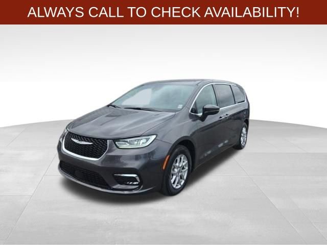 Used 2023 Chrysler Pacifica Touring-L FWD image 3