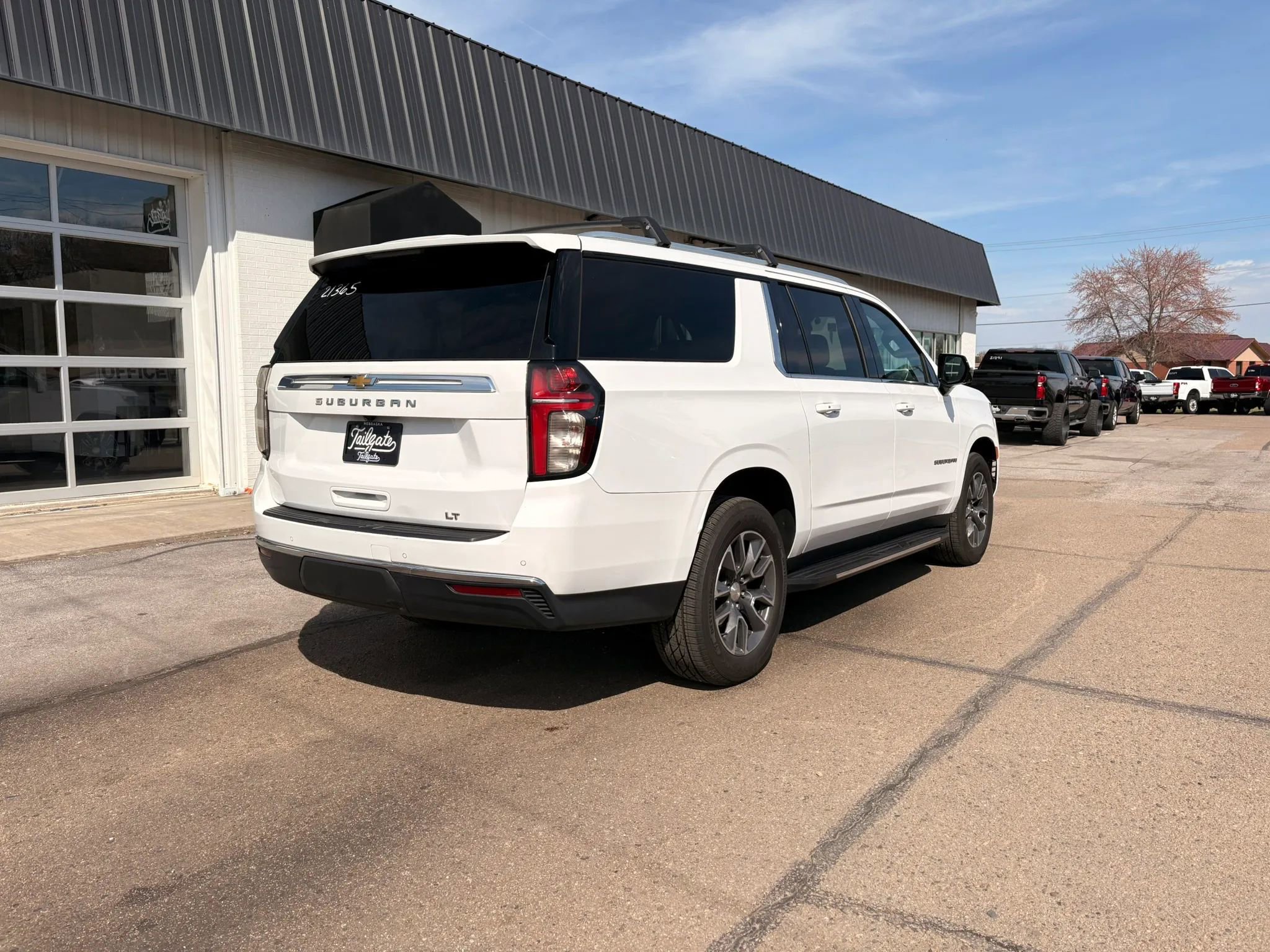 Used 2021 Chevrolet Suburban LT w/ LT Signature Package AWD/4WD image 6