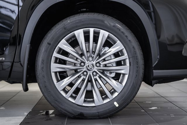 New 2025 Toyota Highlander Platinum image 17
