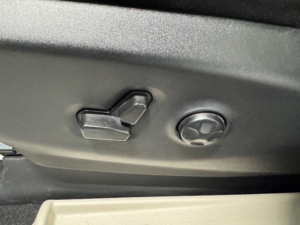 Used 2024 Chrysler Pacifica Touring-L FWD image 12