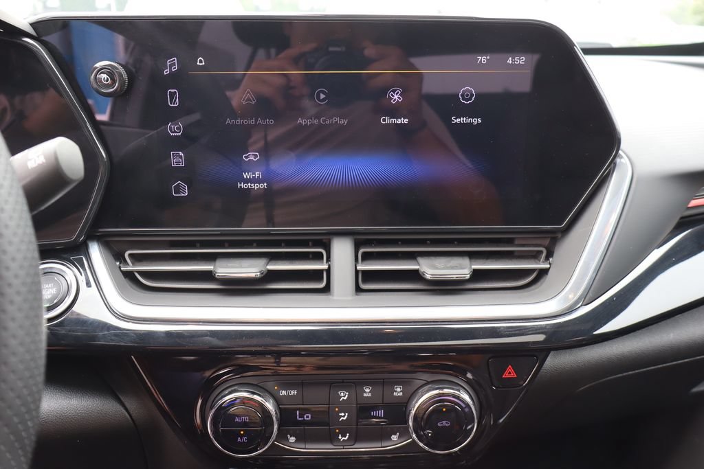 Used 2024 Chevrolet Trax RS w/ Sunroof Package FWD image 17
