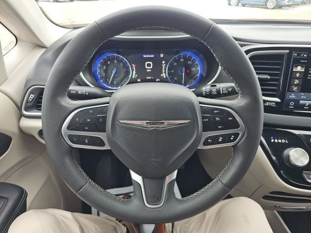 Used 2023 Chrysler Pacifica Touring-L image 13