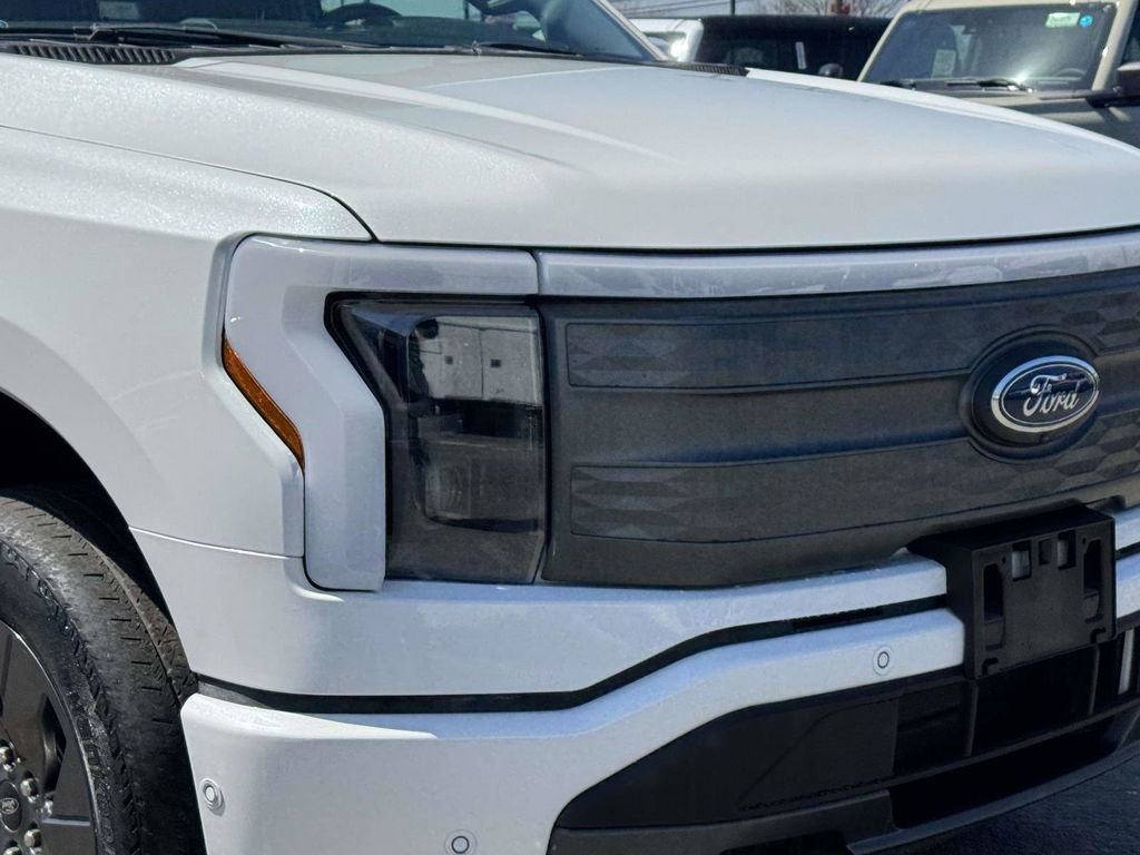 Used 2022 Ford F150 Lightning Lariat image 7