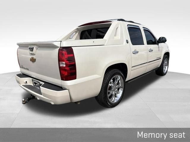 Used 2013 Chevrolet Avalanche LTZ RWD image 14