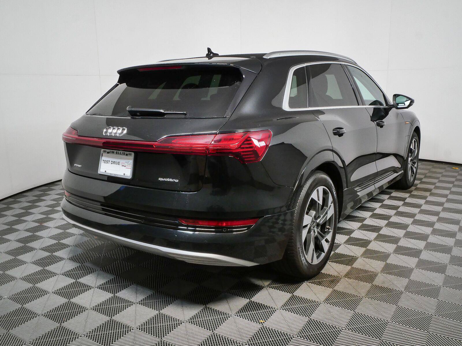 Used 2023 Audi e-tron Premium Plus w/ Premium Plus Package AWD/4WD image 3