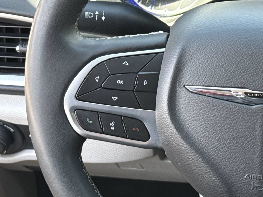 Used 2023 Chrysler Pacifica Touring-L FWD image 13