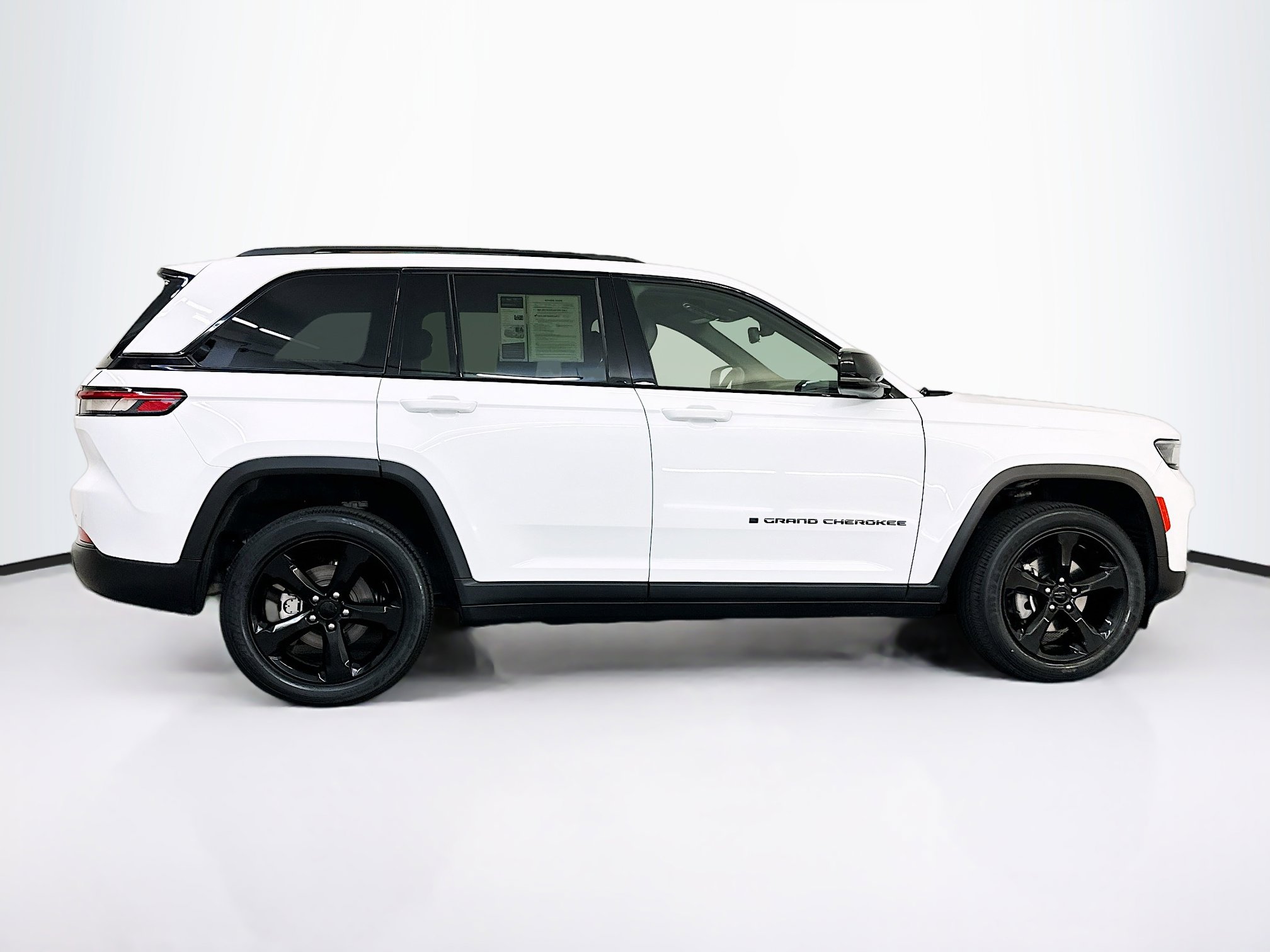 Used 2023 Jeep Grand Cherokee Altitude image 10