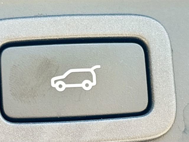 Used 2020 Jaguar F-PACE SVR image 13