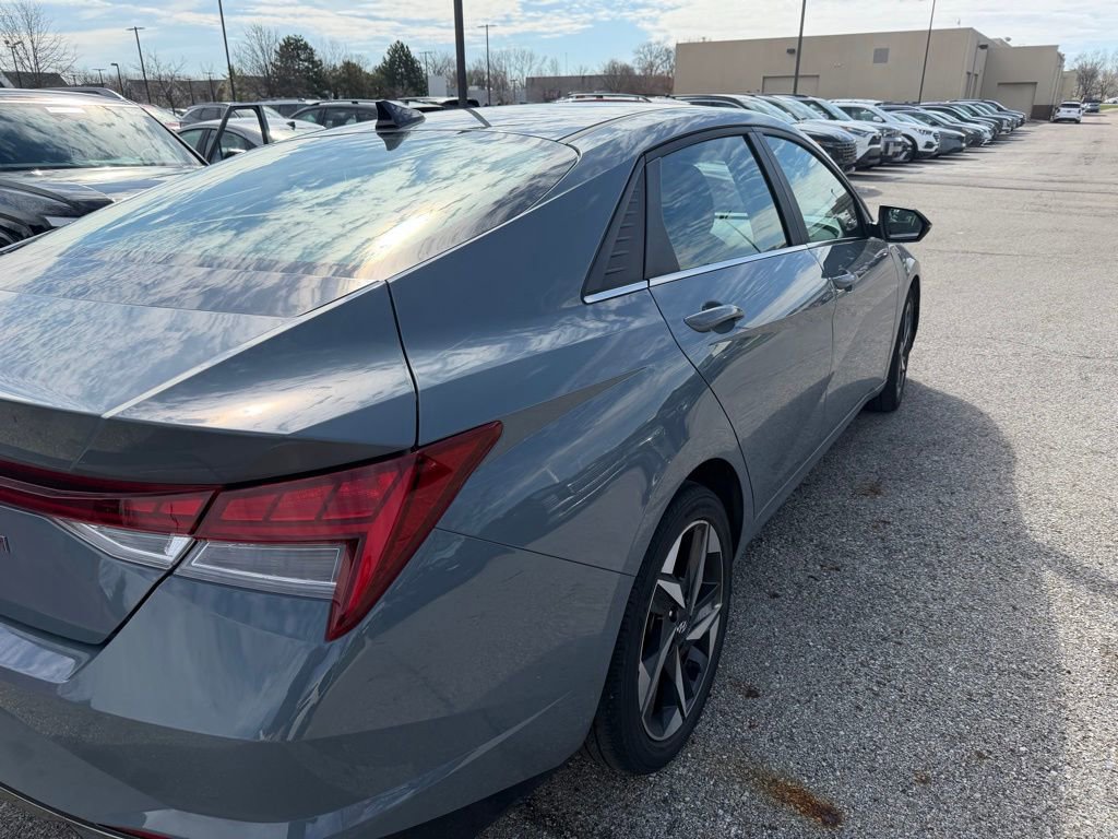 Used 2022 Hyundai Elantra SEL w/ Convenience + Premium Package image 4
