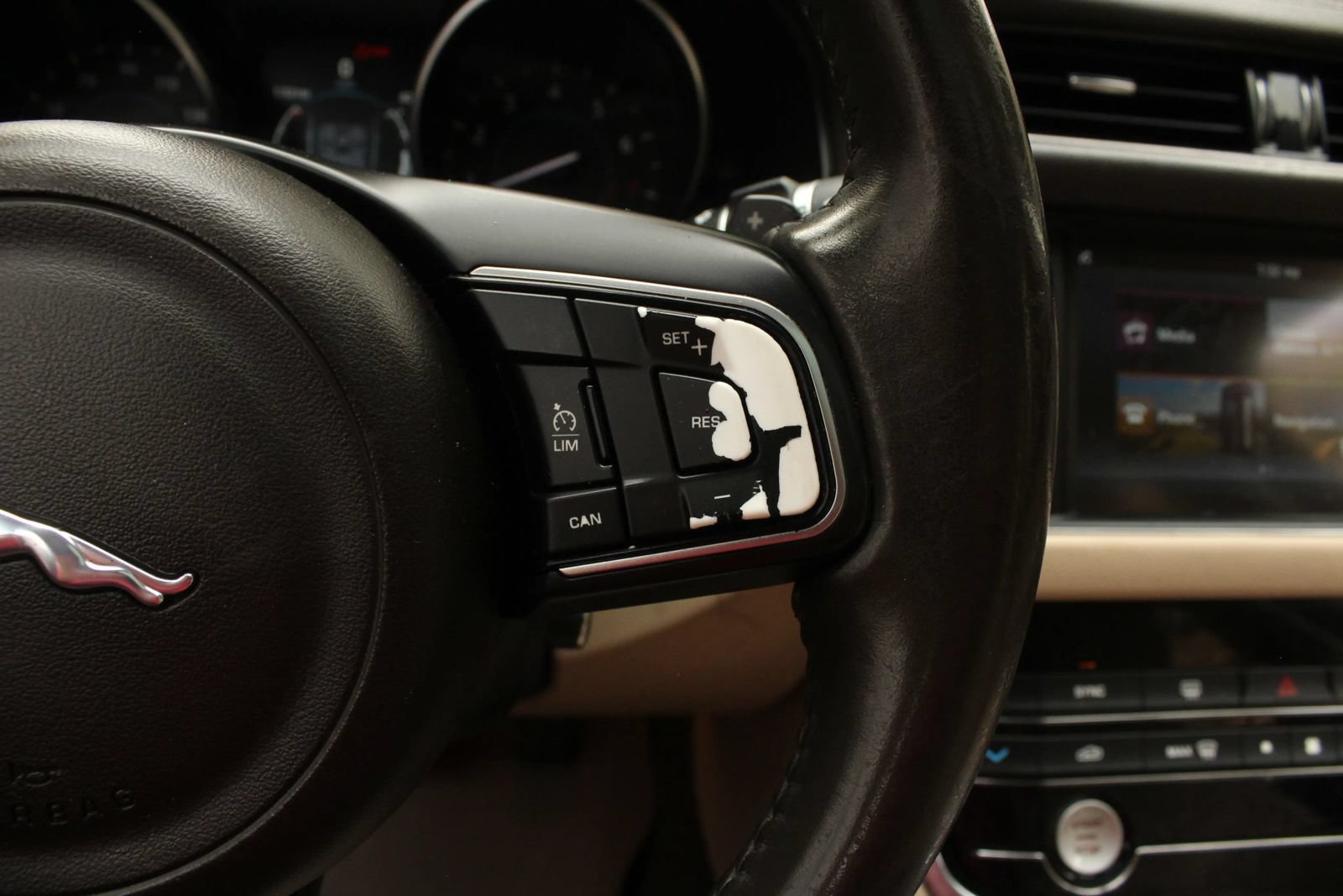 Used 2017 Jaguar XF Premium RWD image 30
