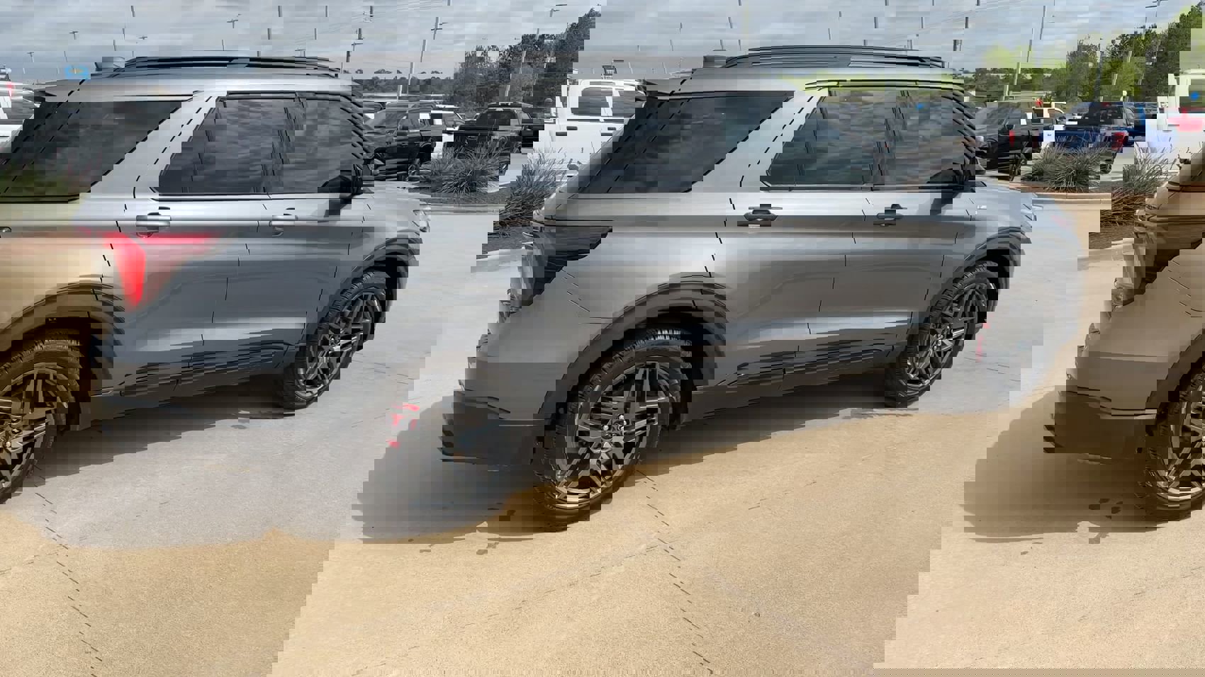 Used 2025 Ford Explorer ST-Line w/ Premium Package image 8