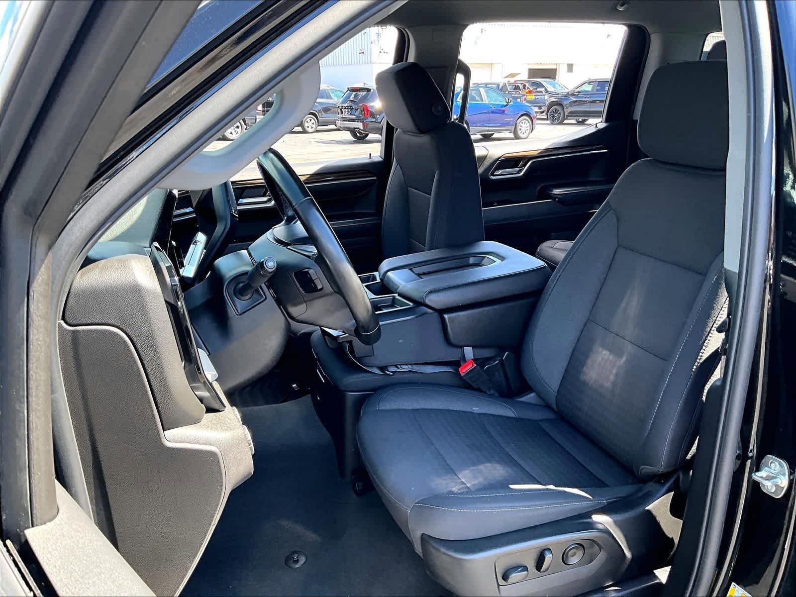 Used 2025 Chevrolet Silverado 1500 LT AWD/4WD image 9