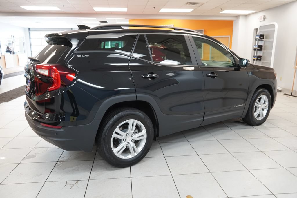 Used 2024 GMC Terrain SLE w/ Driver Convenience Package FWD image 12