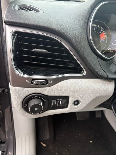 Used 2019 Jeep Cherokee Limited FWD image 14