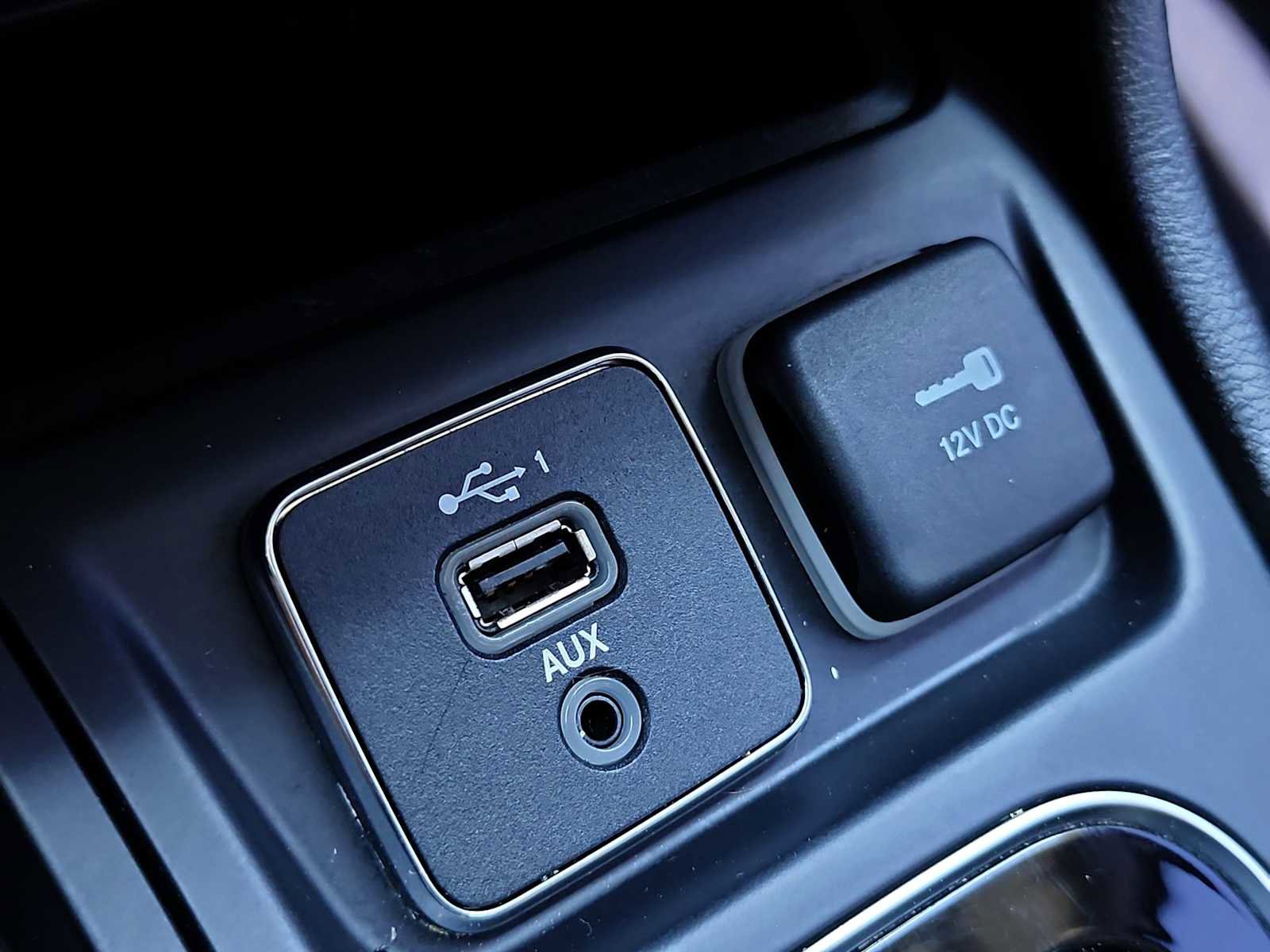 Used 2019 Jeep Cherokee Latitude Plus FWD image 30