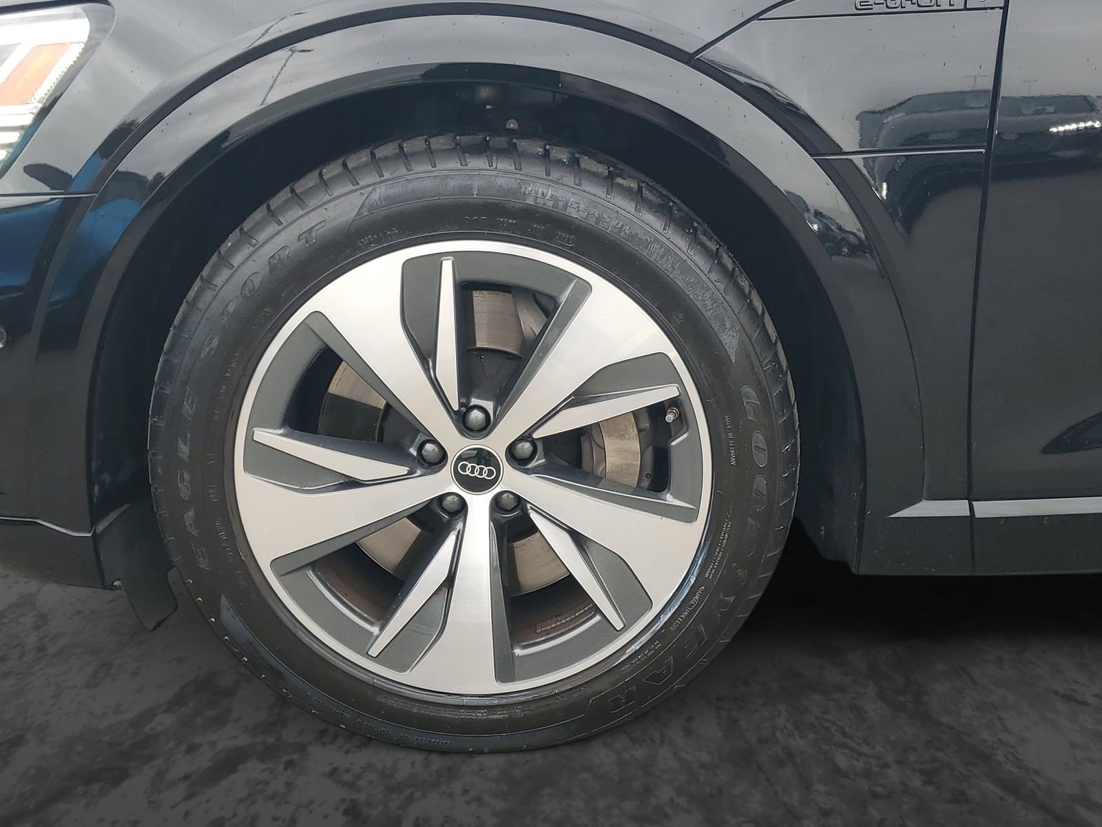 Used 2024 Audi Q8 e-tron Premium Plus w/ Premium Plus Package image 6