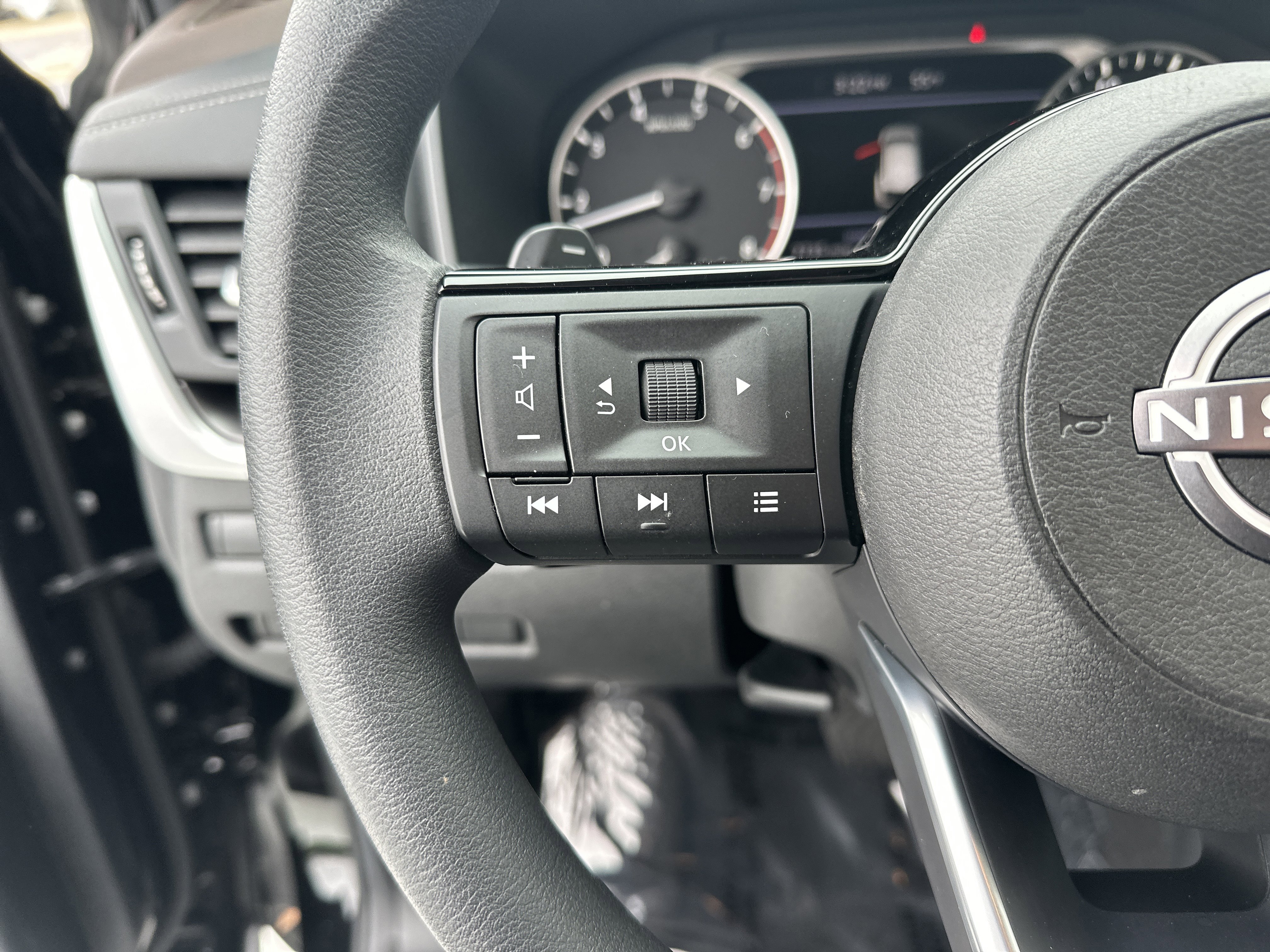 Used 2023 Nissan Rogue SV image 19