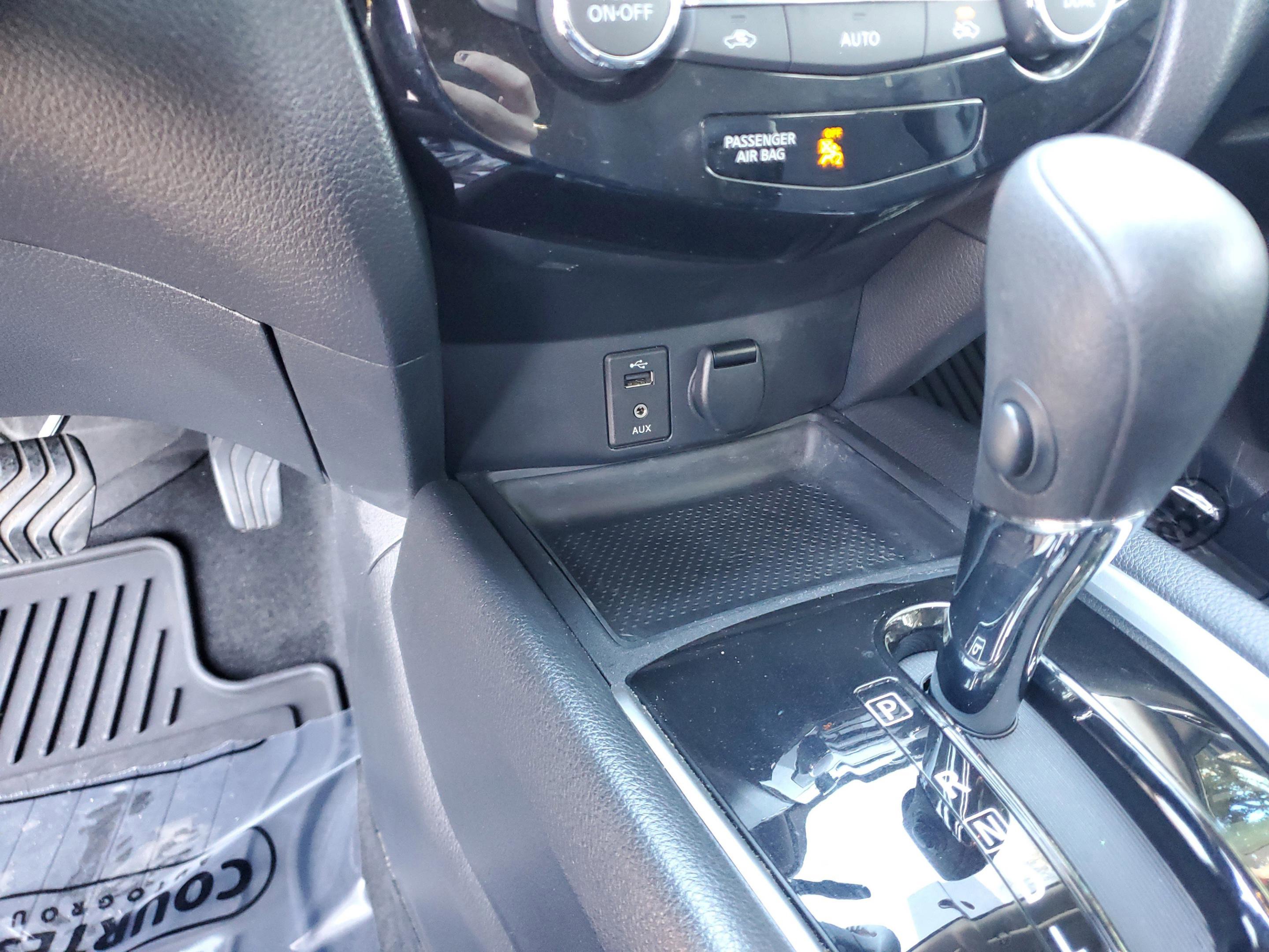 Used 2016 Nissan Rogue SV image 24