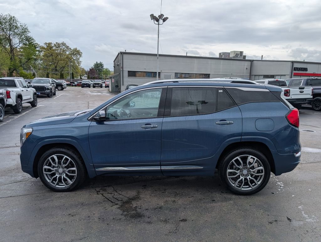 Used 2024 GMC Terrain Denali w/ Denali Premium Package AWD/4WD image 3