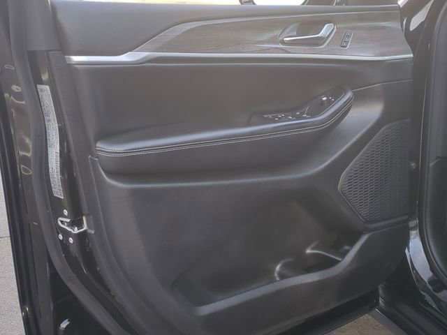 Used 2024 Jeep Grand Cherokee Limited image 30