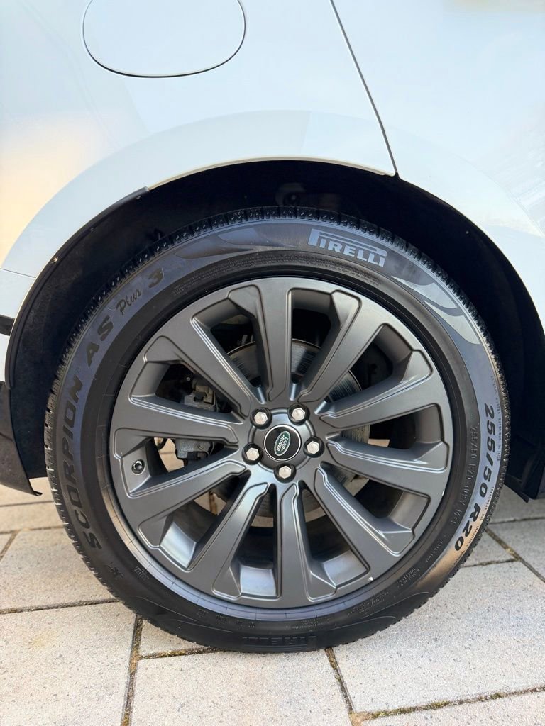 Used 2019 Land Rover Range Rover Velar R-Dynamic SE image 19