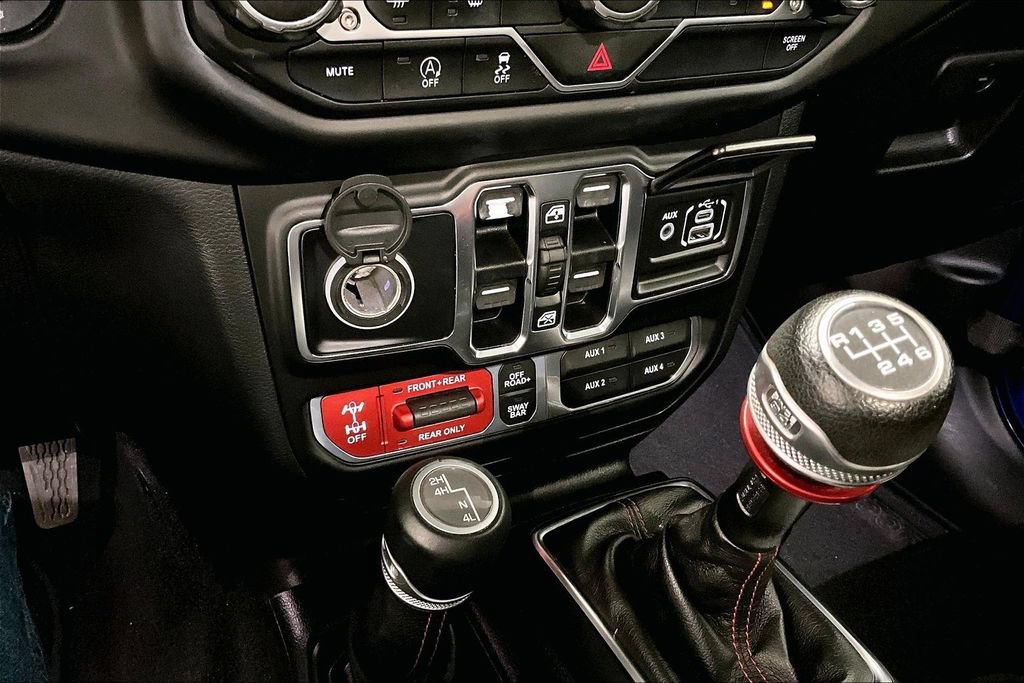 Used 2020 Jeep Gladiator Rubicon w/ Dual Top Group AWD/4WD image 17