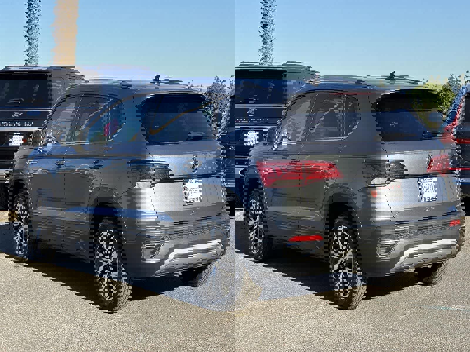 Used 2024 Volkswagen Taos SE image 4