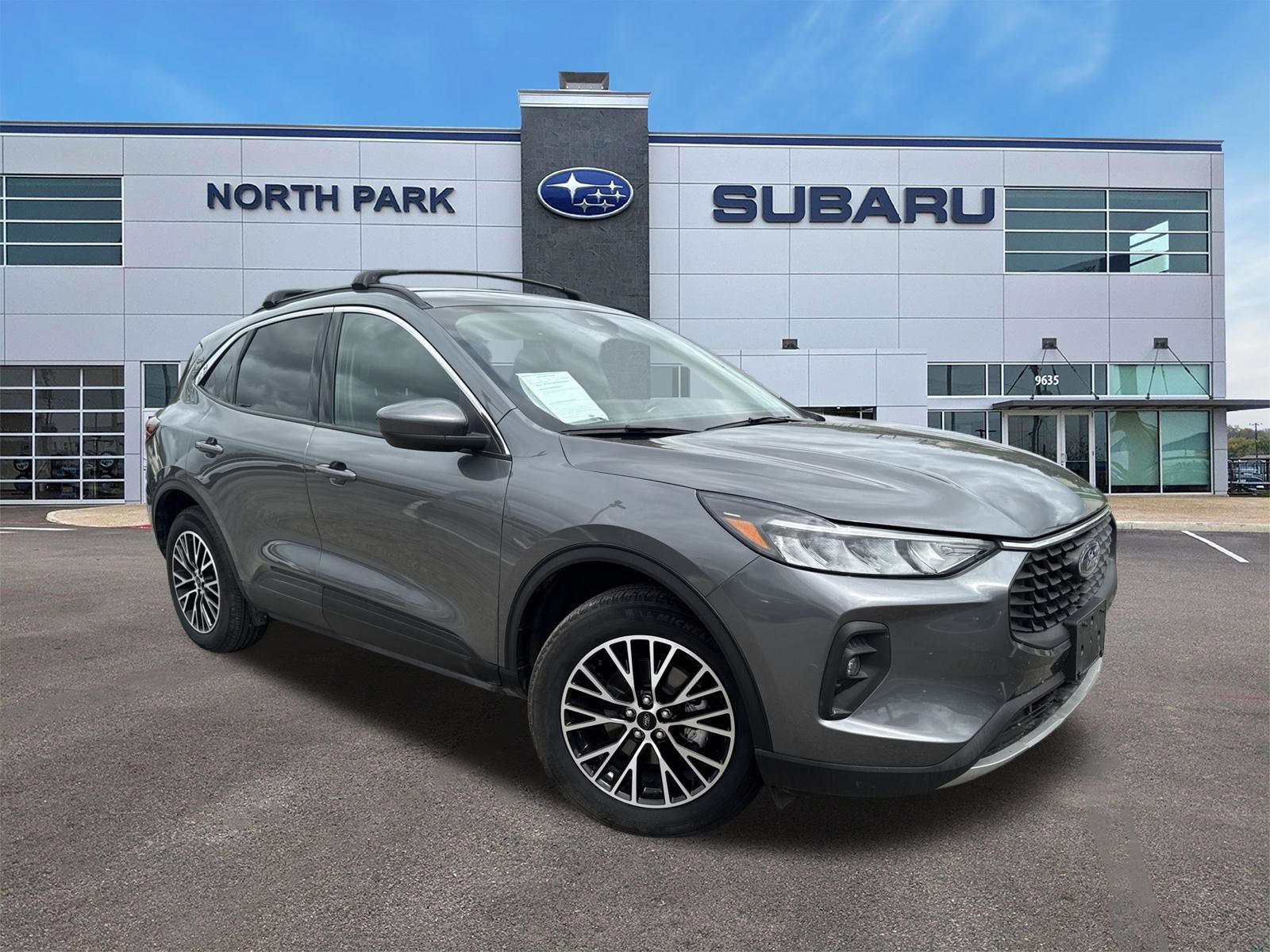 Used 2023 Ford Escape SE image 1