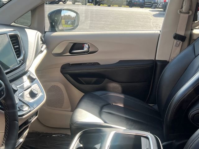 Used 2023 Chrysler Pacifica Touring-L image 25